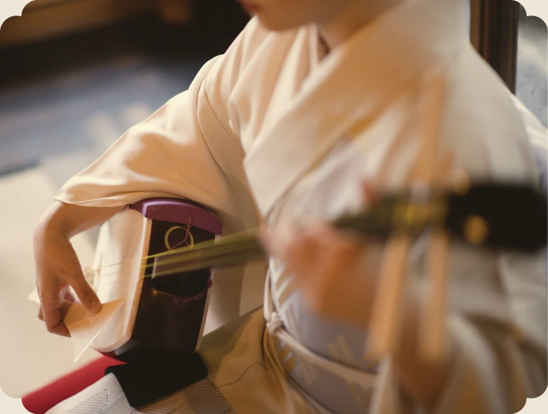写真:三味線で演奏をする様子