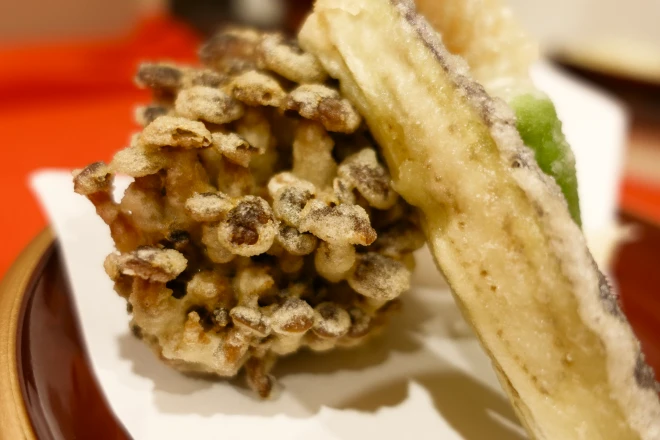 写真:焦がししめじの天ぷら
